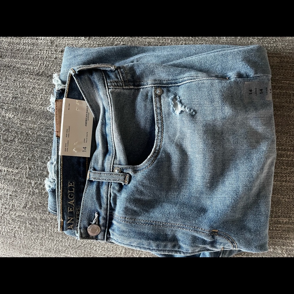 AE AMERICAN EAGLE MOM JEANS